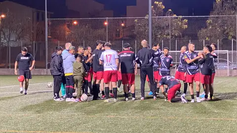 La plantilla del Latino Kukuli, tras la suspensión del choque La plantilla del Latino Kukuli, tras la suspensión del choque