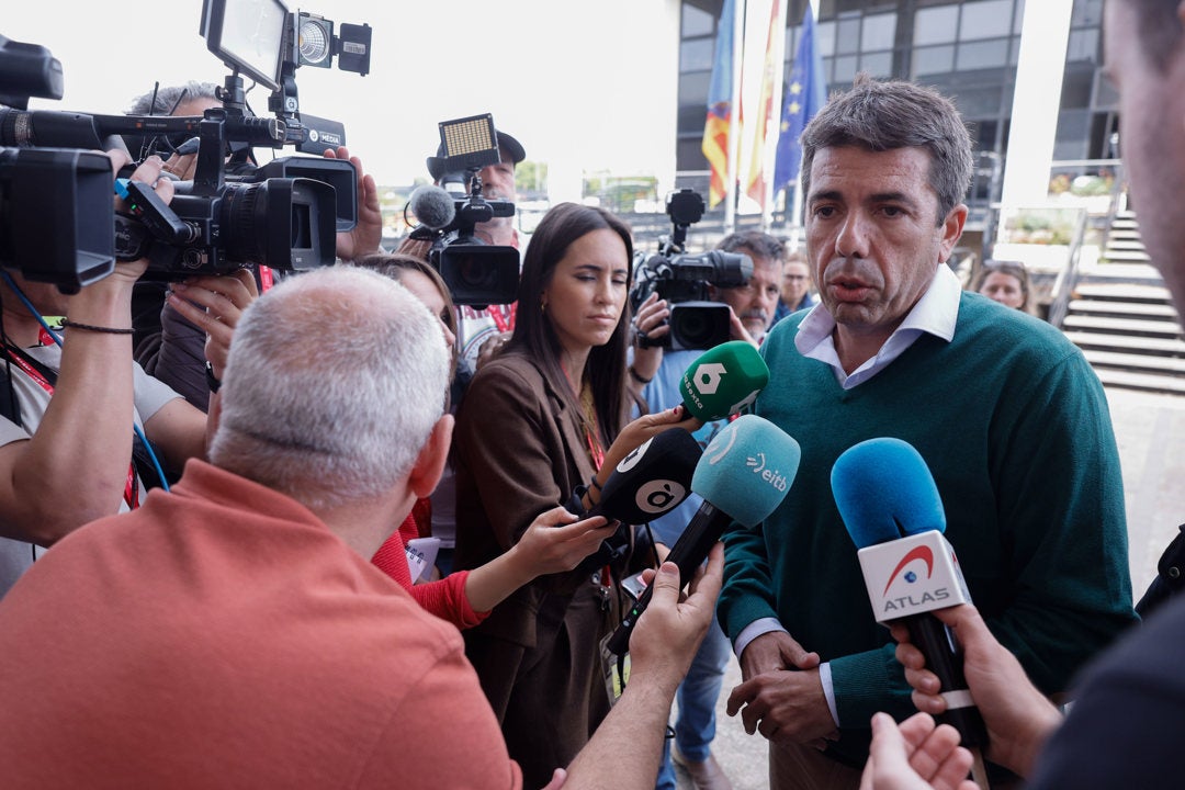 Carlos Mazón habla tras su polémica comida con Maribel Vilaplana: "Las responsabilidades políticas tocarán en su momento" Carlos Mazón habla tras su polémica comida con Maribel Vilaplana: "Las responsabilidades políticas tocarán en su momento"