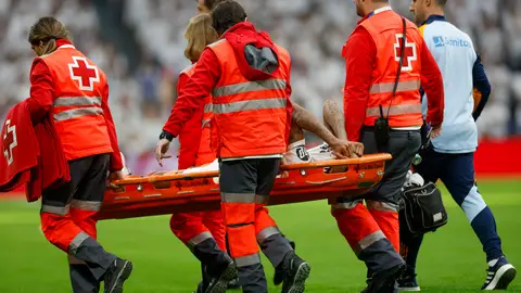 El defensa brasileño del Real Madrid Éder Militão, se retira lesionado lesionado durante el partido contra Osasuna en el Bernabéu Rodrygo, Militao y Lucas Vázquez, lesionados durante la primera parte del Real Madrid-Osasuna