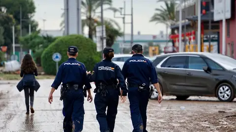 Agentes de la Policía Nacional en una de las zonas más afectadas por la Dana Agentes de la Policía Nacional en una de las zonas más afectadas por la Dana