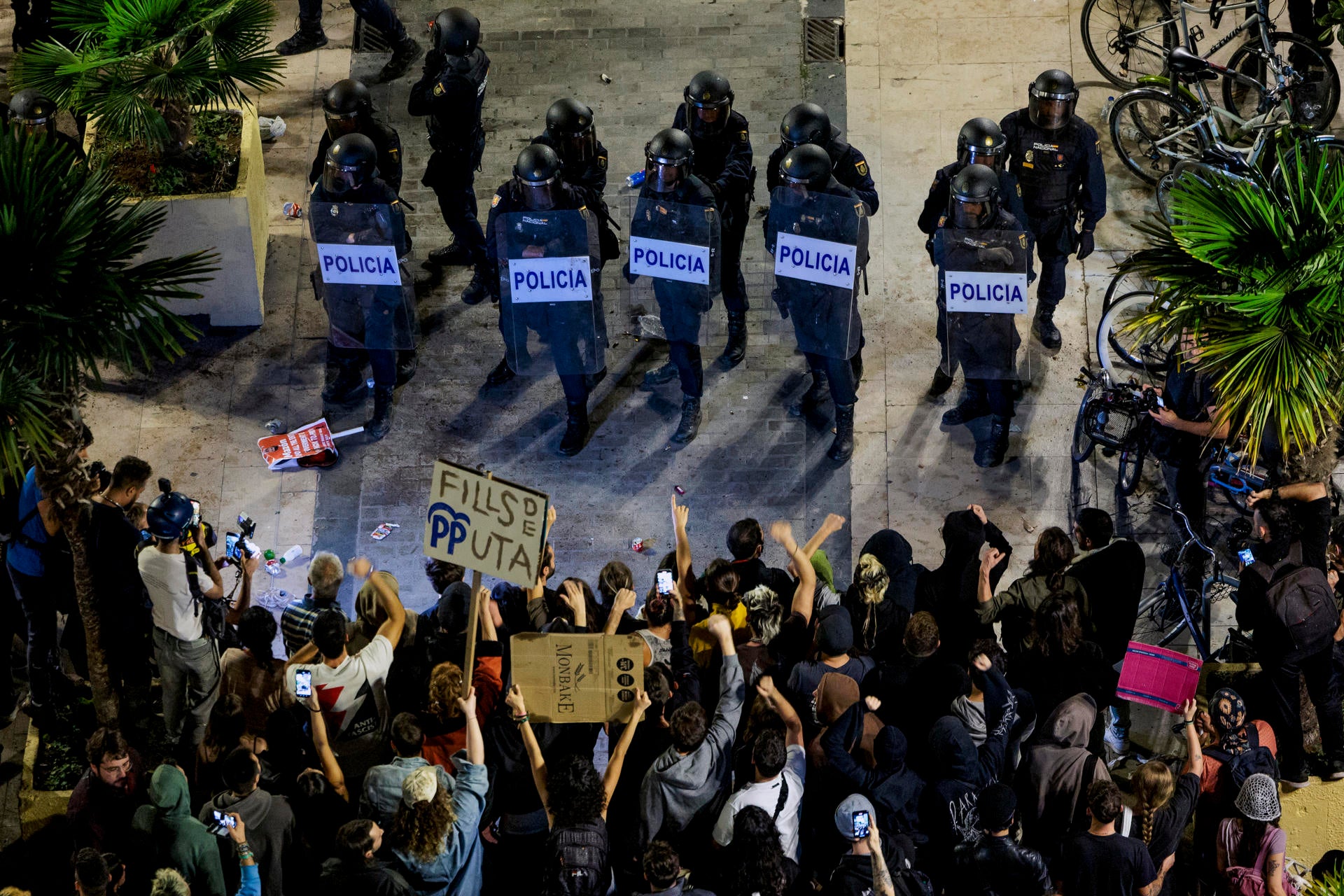 Cuatro detenidos y 31 policías heridos en los disturbios tras la manifestación en Valencia Cuatro detenidos y 31 policías heridos en los disturbios tras la manifestación en Valencia