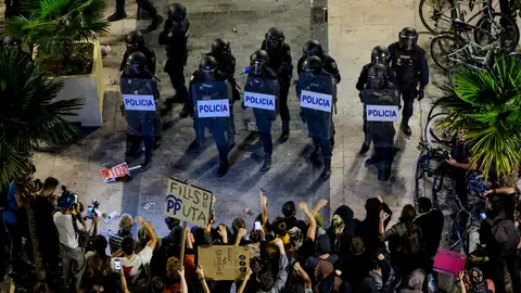 Cuatro detenidos y 31 policías heridos en los disturbios tras la manifestación en Valencia Cuatro detenidos y 31 policías heridos en los disturbios tras la manifestación en Valencia