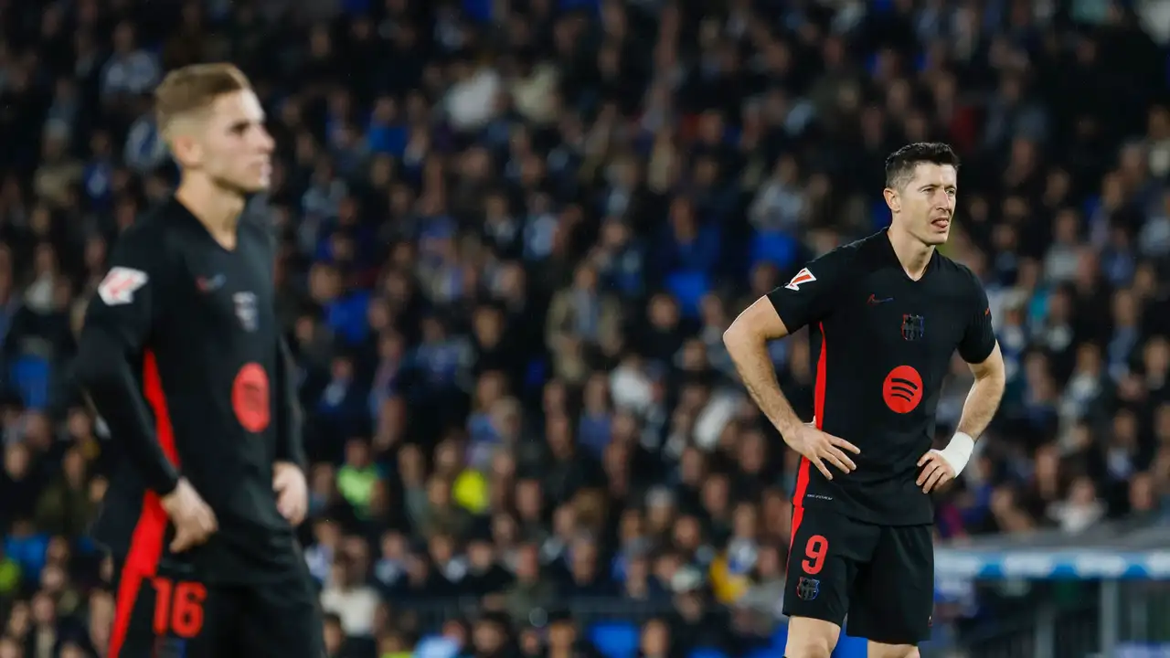 Fermín y Lewandowski se lamentan en Anoeta tras la derrota del Barça ante la Real Sociedad Fermín y Lewandowski se lamentan en Anoeta tras la derrota del Barça ante la Real Sociedad
