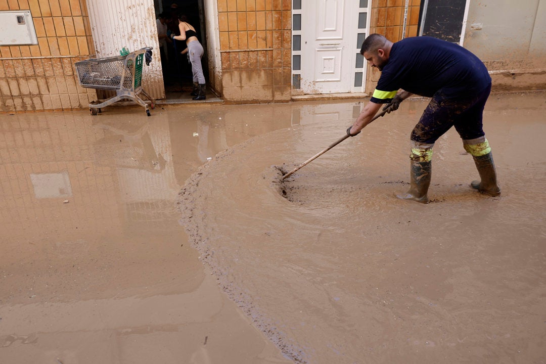 Labores de limpieza en Paiporta (Valencia) este lunes Labores de limpieza en Paiporta (Valencia) este lunes