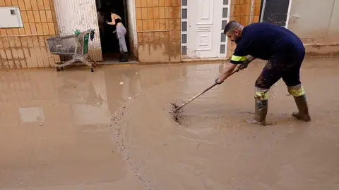 Labores de limpieza en Paiporta (Valencia) este lunes Labores de limpieza en Paiporta (Valencia) este lunes/ EFE/ Kai Forsterling