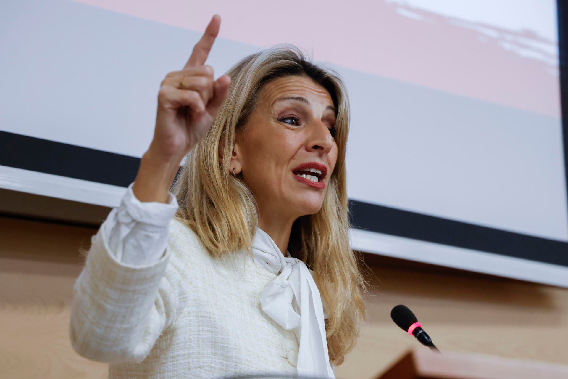 Nuevo enfrentamiento entre Yolanda Díaz y Garamendi a raíz de la DANA: "Hacen política de una auténtica desgracia" Nuevo enfrentamiento entre Yolanda Díaz y Garamendi a raíz de la DANA: "Hacen política de una auténtica desgracia"