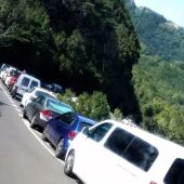 Coches estacionados en Anaga