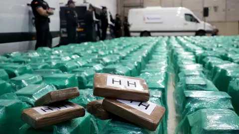 La incautación de 13 toneladas de cocaína en un contenedor en el puerto de Algeciras (Cádiz), la mayor en la historia del narcotráfico en España. La incautación de 13 toneladas de cocaína en un contenedor en el puerto de Algeciras (Cádiz), la mayor en la historia del narcotráfico en España.