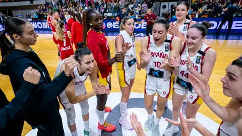 Awa Fam y Alba Torrens, con la selección española de baloncesto Awa Fam y Alba Torrens, con la selección española de baloncesto