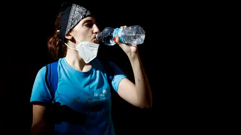 Una voluntaria se toma un descanso mientras decenas de ellos continuan extrayendo lodo de las calles,en la población de l`horta Sud de Catarroja. Una voluntaria se toma un descanso mientras decenas de ellos continuan extrayendo lodo de las calles,en la población de l`horta Sud de Catarroja.