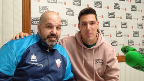 Miguel &Aacute;ngel Garc&iacute;a, directivo, y Alberto P&eacute;rez, entrenador del C. D. Valdepe&ntilde;as Juvenil