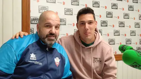 Miguel Ángel García, directivo, y Alberto Pérez, entrenador del C. D. Valdepeñas Juvenil Miguel Ángel García, directivo, y Alberto Pérez, entrenador del C. D. Valdepeñas Juvenil
