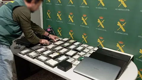 Discos duros y ordenadores portátiles que la Guardia Civil ha recuperado Discos duros y ordenadores portátiles que la Guardia Civil ha recuperado