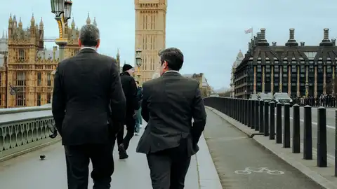 Un hombre de 46 años vendió su negocio por más de 3.000 millones: por qué se arrepintió el mismo día hombres trajeados pasean por Londres