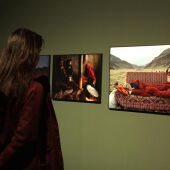 Una noia contempla una de les fotografies del World Press Photo 24'