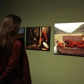 Una noia contempla una de les fotografies del World Press Photo 24' Una noia contempla una de les fotografies del World Press Photo 24'