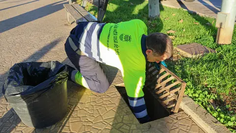 Onda refuerza la prevención ante las fuertes lluvias con la limpieza de imbornales y barrancos Onda refuerza la prevención ante las fuertes lluvias con la limpieza de imbornales y barrancos