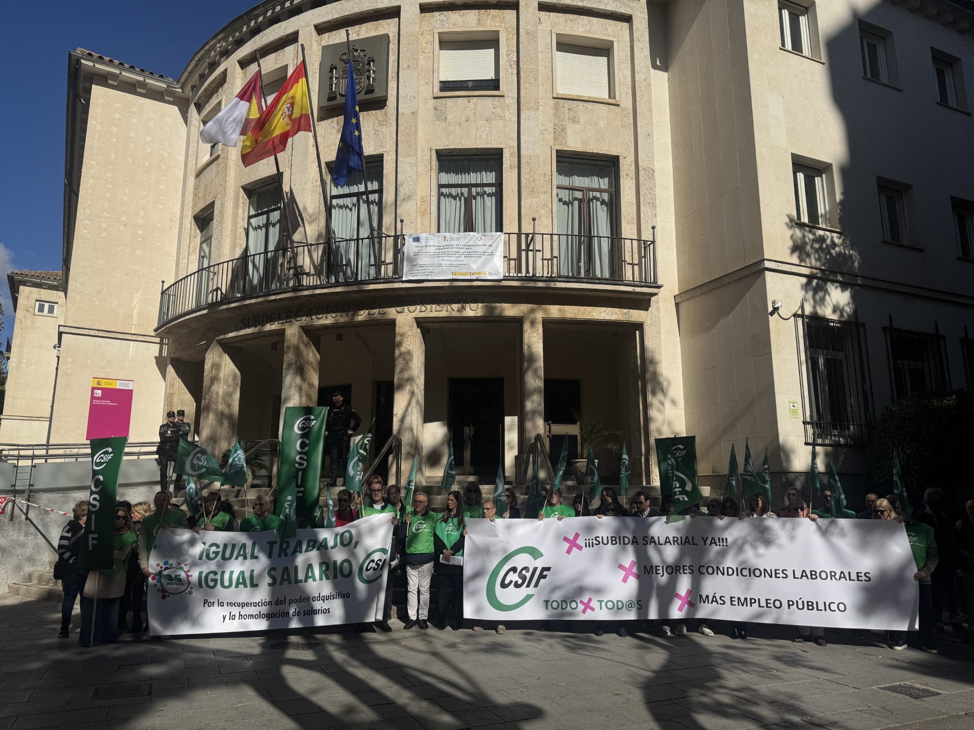 La Central Sindical Independiente y de Funcionarios, CSIF, ha iniciado hoy una campaña de movilizaciones en toda España para reclamar mejoras laborales y salariales para los empleados públicos. La Central Sindical Independiente y de Funcionarios, CSIF, ha iniciado hoy una campaña de movilizaciones en toda España para reclamar mejoras laborales y salariales para los empleados públicos.