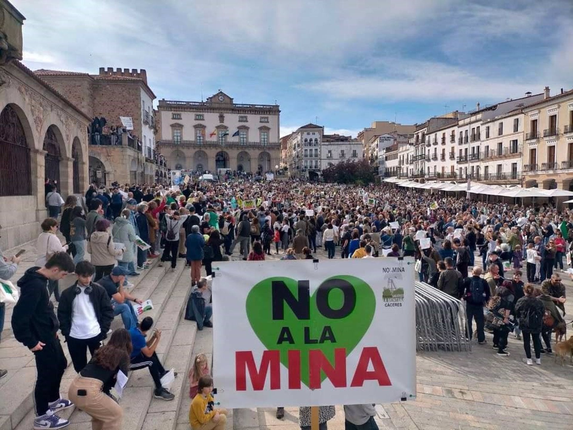 Salvemos la Montaña califica de "histórica" la manifestación contra la mina de Cáceres que reunió a miles de personas Salvemos la Montaña califica de "histórica" la manifestación contra la mina de Cáceres que reunió a miles de personas
