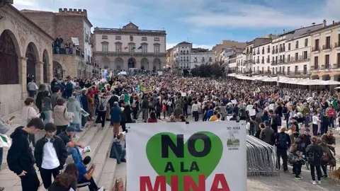 Manifestación contra la mina de litio en Cáceres Manifestación contra la mina de litio en Cáceres