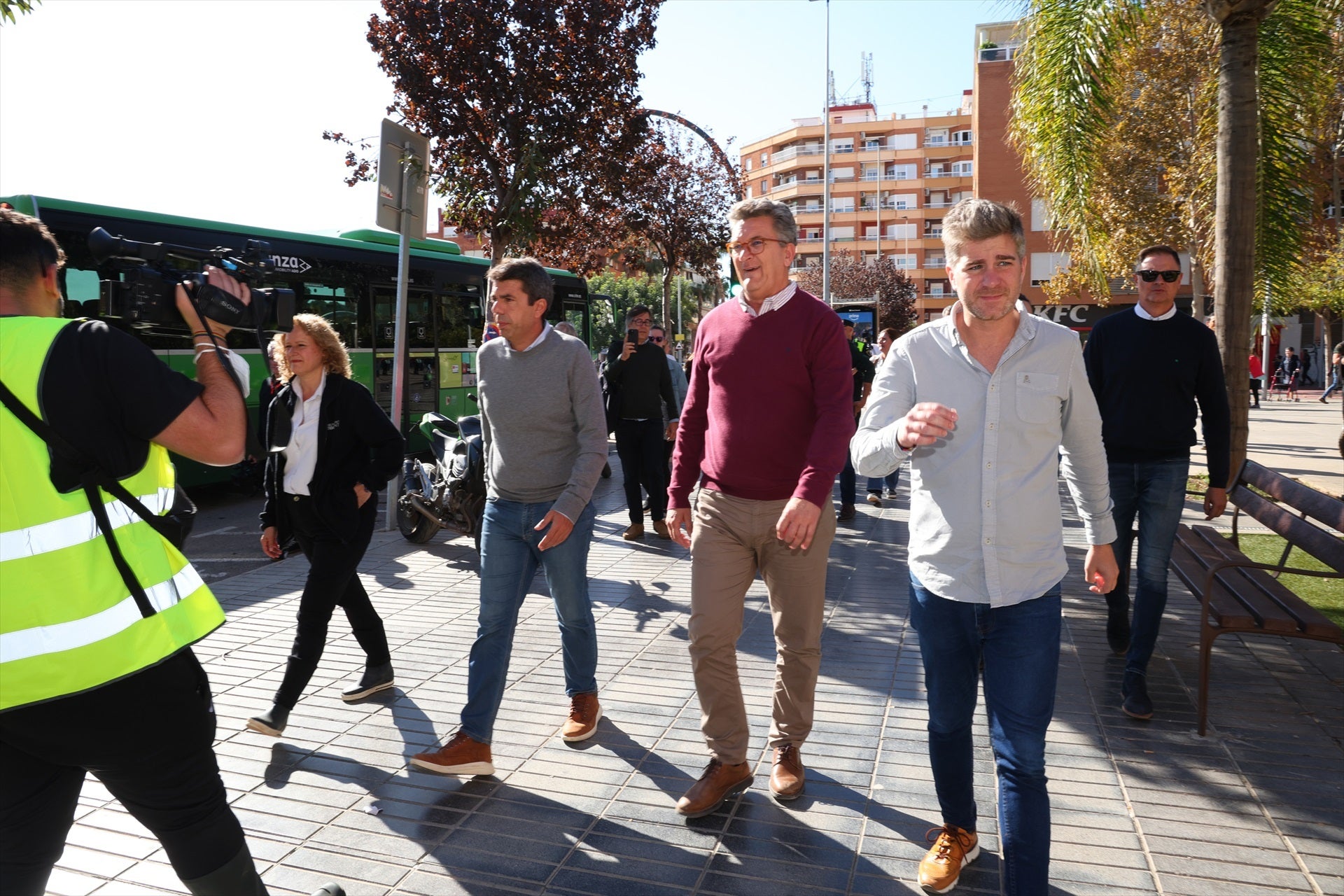 Un grupo en Torrent clama contra Mazón y pide su dimisión: "Estabas comiendo con tu amiga" Un grupo en Torrent clama contra Mazón y pide su dimisión: "Estabas comiendo con tu amiga"