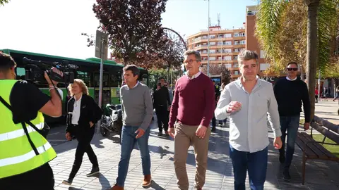 Un grupo en Torrent clama contra Mazón y pide su dimisión: "Estabas comiendo con tu amiga" Un grupo en Torrent clama contra Mazón y pide su dimisión: "Estabas comiendo con tu amiga"