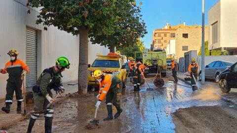 El contingente regional de ayuda a Valencia trabaja en retirar escombros y limpiar barro