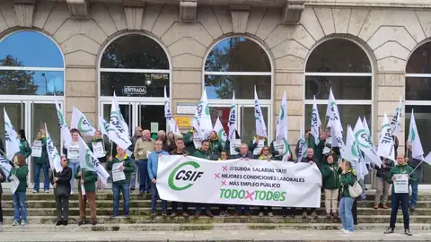 CSIF se concentra ante la Subdelegación del Gobierno .