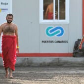 Imagen de algunos de los 69 inmigrantes rescatados en aguas cercanas a El Hierro. En el grupo vienen personas procedentes de Bangladesh, Pakistán y Yemen