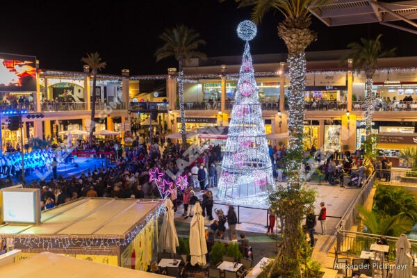 Zenia Boulevard celebra el Black Friday con 5.000 euros en regalos y tributos a Oasis, Queen y Disney Zenia Boulevard celebra el Black Friday con 5.000 euros en regalos y tributos a Oasis, Queen y Disney