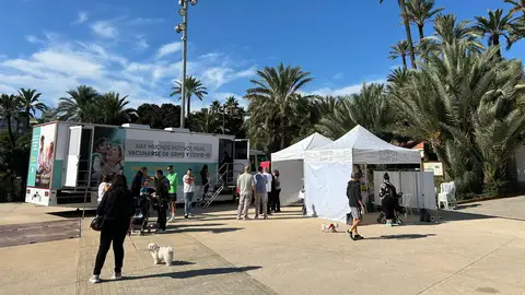 Unidad móvil de vacunación de la Conselleria de Sanidad en Elche. Unidad móvil de vacunación de la Conselleria de Sanidad en Elche.