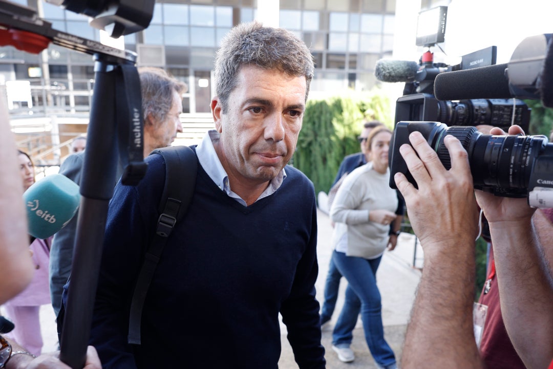 Mazón estalla contra el Gobierno y denuncia ser víctima de un "ataque político": "¡Basta ya de bulos y mentiras!" Mazón estalla contra el Gobierno y denuncia ser víctima de un "ataque político": "¡Basta ya de bulos y mentiras!"