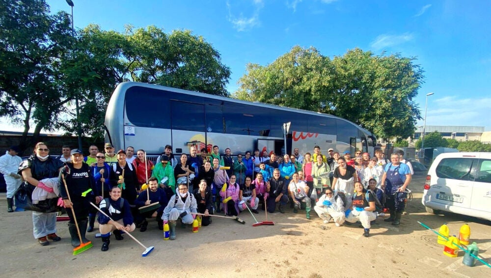 Personal y voluntarios de ASAJA Alicante han ayudado en la zona afectada