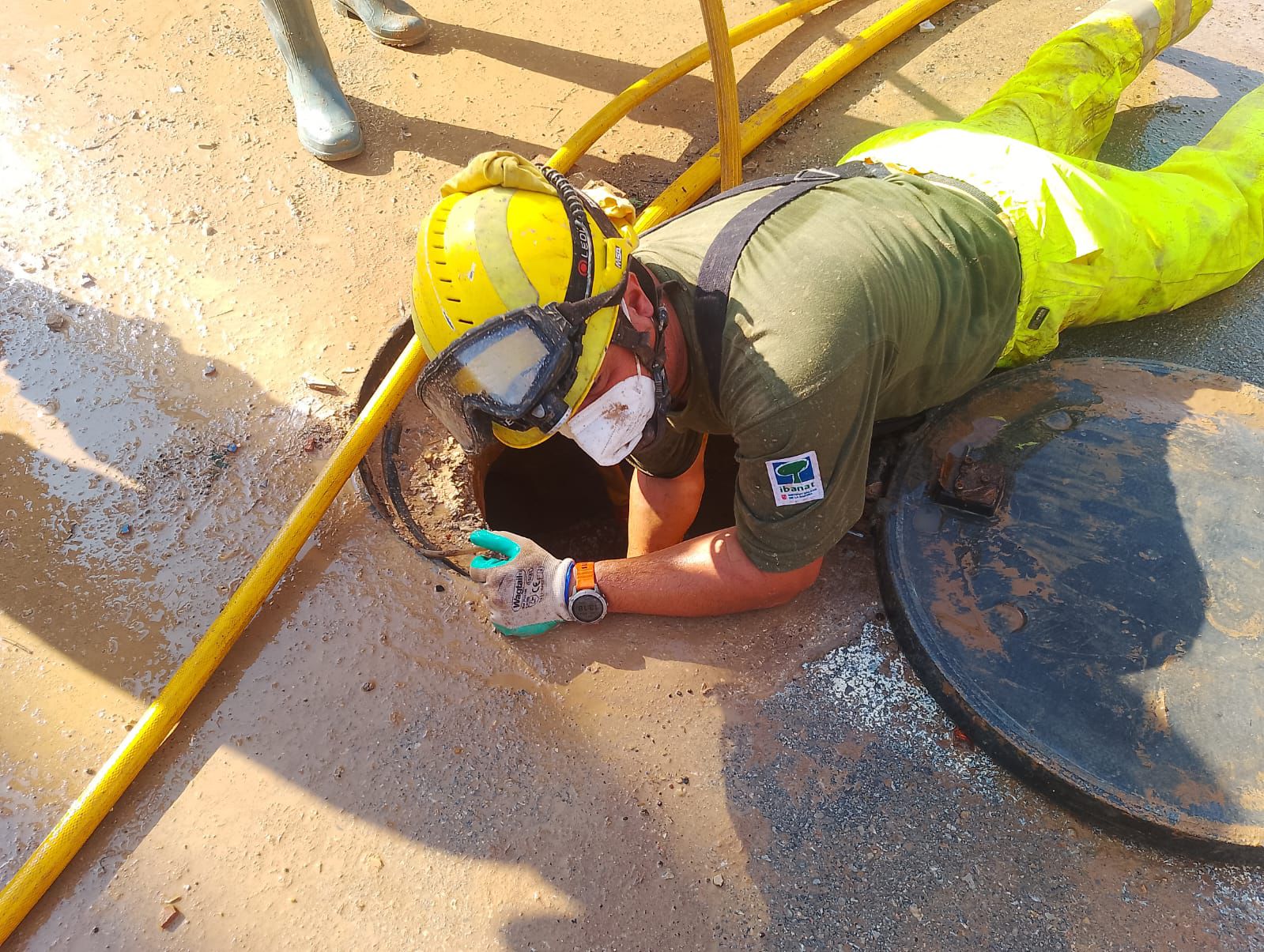 El contingente balear desplazado a Valencia participa en las labores de desatasco de las alcantarillas El contingente balear desplazado a Valencia participa en las labores de desatasco de las alcantarillas