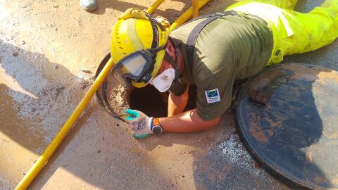 Un t&eacute;cnico del Institut Balear de la Natura (IBANAT) participa en las labores de limpieza y desatasco de las alcantarillas en la Comunidad Valenciana tras el paso de una DANA