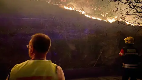Imagen del incendio forestal declarado en el municipio de El Paso, La Palma en la noche del 11 de noviembre de 2024 Imagen del incendio forestal declarado en el municipio de El Paso, La Palma en la noche del 11 de noviembre de 2024