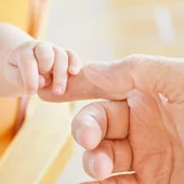 Imagen de una mano de un bebé y su madre. Imagen de archivo. Imagen de una mano de un bebé y su madre. Imagen de archivo.