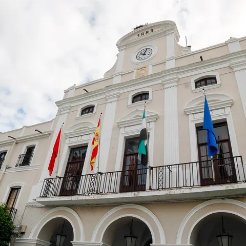 La fachada principal del Ayuntamiento de Mérida