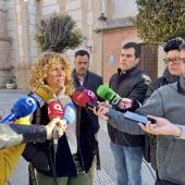Yolanda Torres atiende a los medios de comunicación