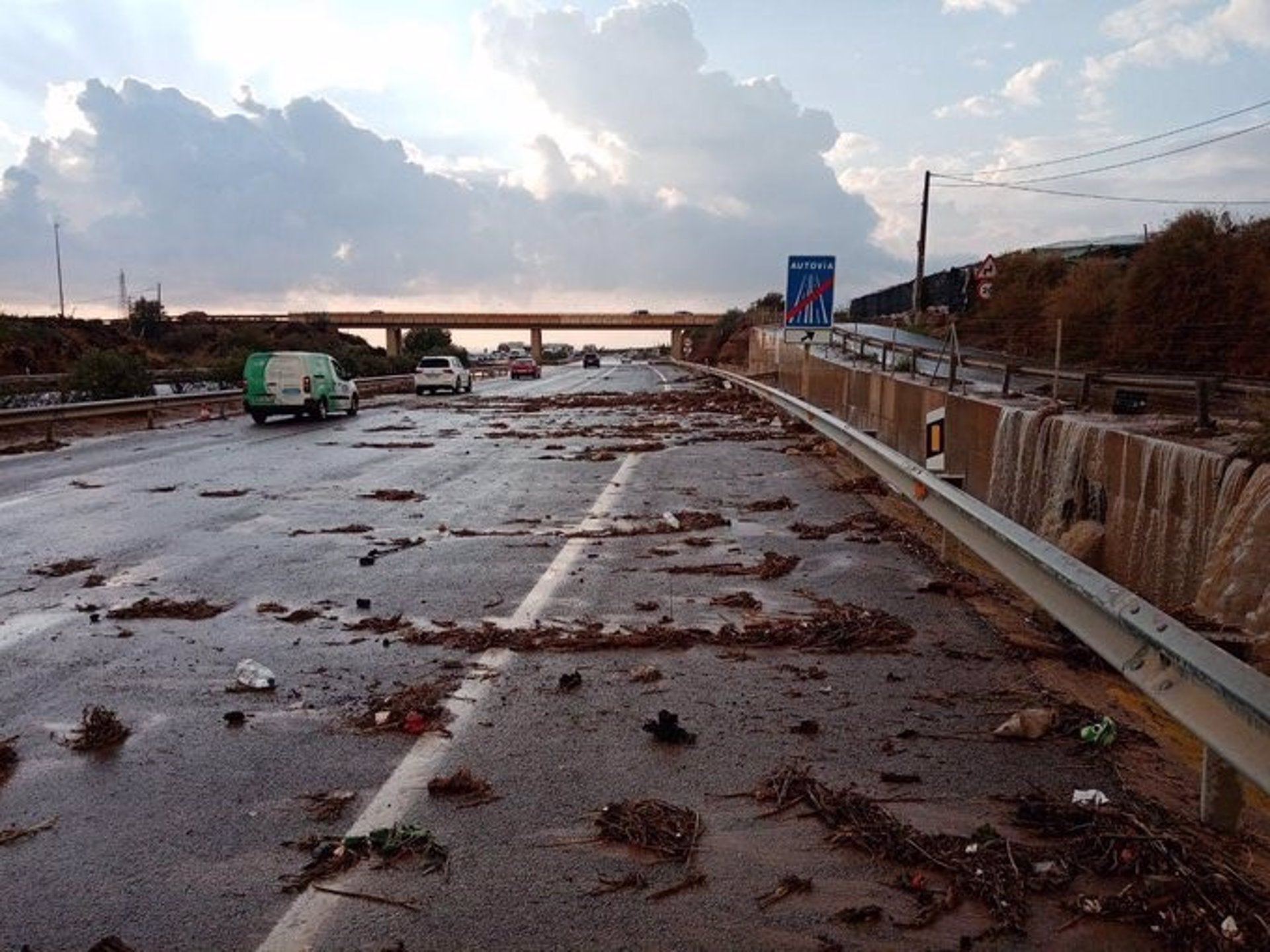 Noche sin incidencias reseñables en Almería por la lluvia, que mantiene cortada la A-7 en Balanegra Noche sin incidencias reseñables en Almería por la lluvia, que mantiene cortada la A-7 en Balanegra