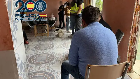 De espaldas, uno de los detenidos De espaldas, uno de los detenidos