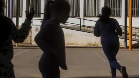 Varios niños en clase (archivo) - Varios niños en clase (archivo) -