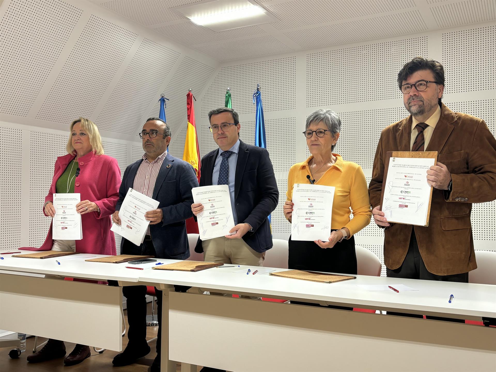 Las diputaciones firman con sindicatos y patronal un acuerdo por la economía y la innovación con cuatro ejes Las diputaciones firman con sindicatos y patronal un acuerdo por la economía y la innovación con cuatro ejes