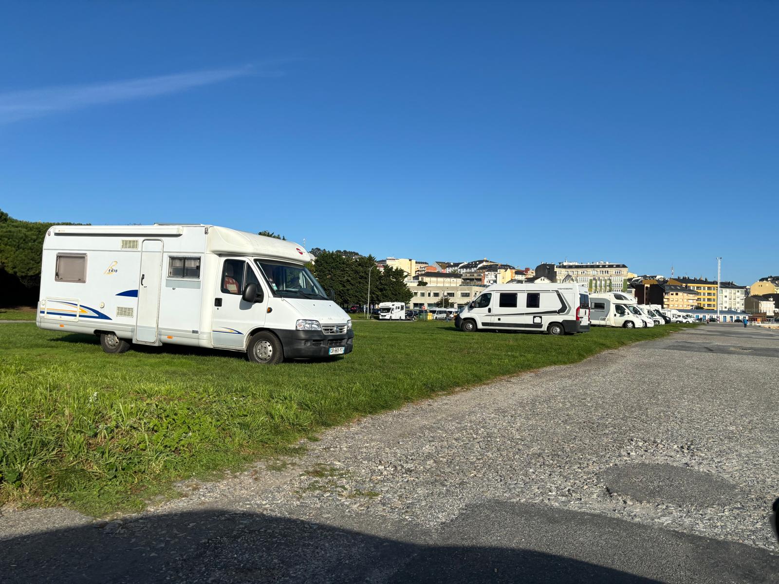 La zona de autocaravanas de Foz vierte sin control a la ría La zona de autocaravanas de Foz vierte sin control a la ría