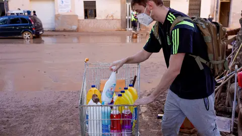 Un joven hace uso de la mascarilla en una de las zonas afectadas. Un joven hace uso de la mascarilla en una de las zonas afectadas.