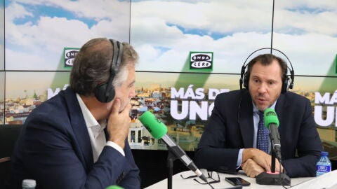 El ministro de Transportes y Movilidad Sostenible, &Oacute;scar Puente, con Carlos Alsina en 'M&aacute;s de uno'