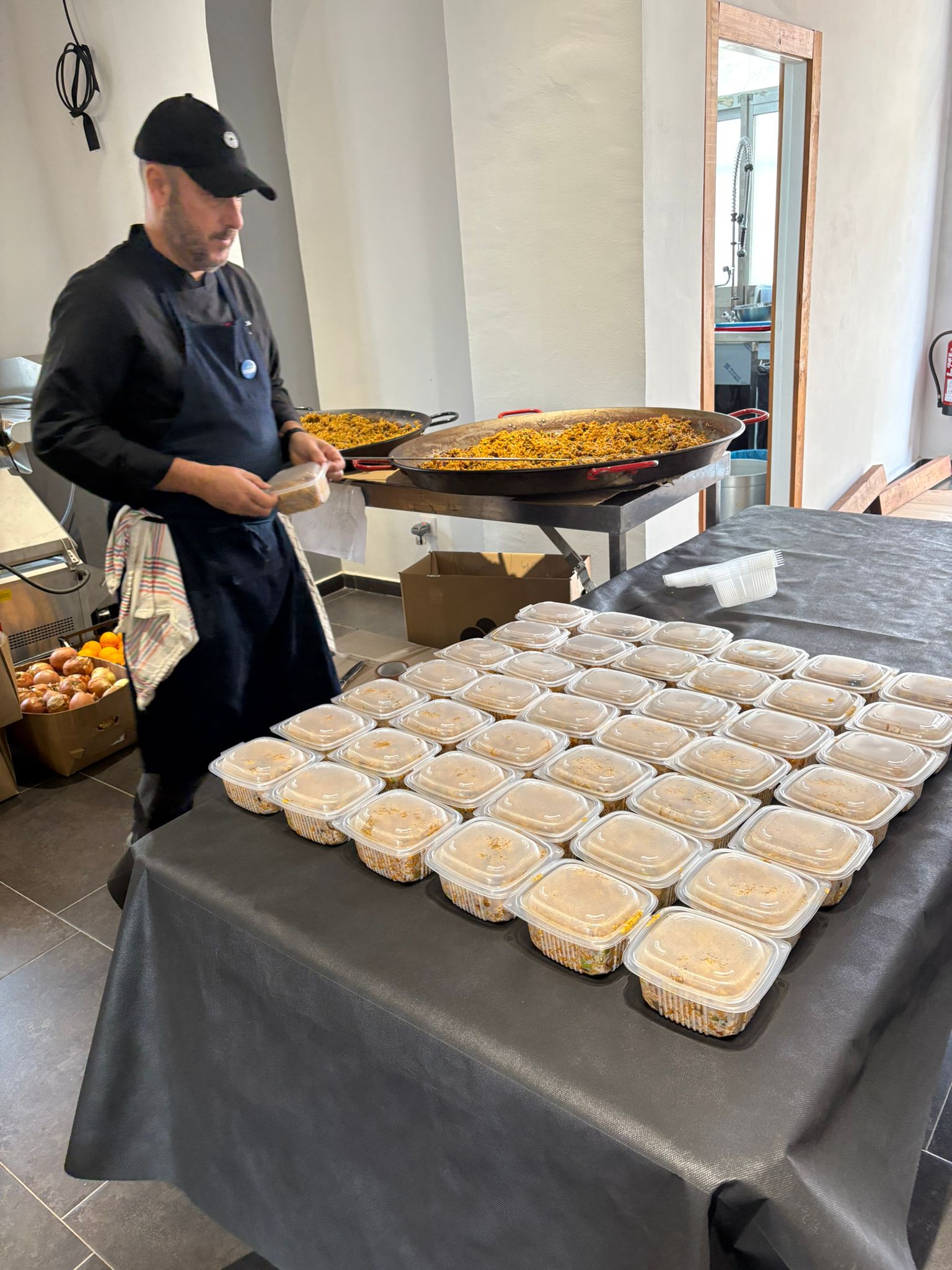 Valencia Club Cocina pone en marcha la iniciativa solidaria 'Apadrina familias' Valencia Club Cocina pone en marcha la iniciativa solidaria 'Apadrina familias'