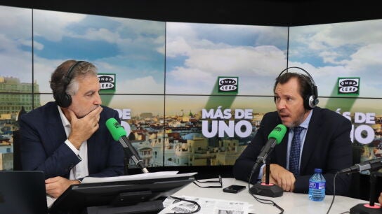 El ministro de Transportes y Movilidad Sostenible, Óscar Puente, con Carlos Alsina en 'Más de uno'