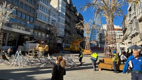 Los &aacute;rboles artificiales &uml;okupan&quot; la Puerta del Sol