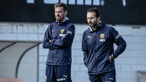 Almeida y Hugo duro, con el grupo en la vuelta a los entrenamientos del Valencia CF Almeida y Hugo duro, con el grupo en la vuelta a los entrenamientos del Valencia CF